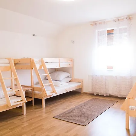 Hisa Na Travniku Hostel