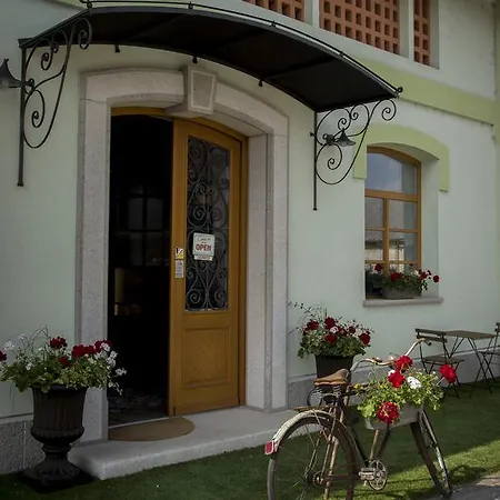 Hisa Na Travniku Hostel