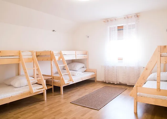 Hisa Na Travniku Ostello