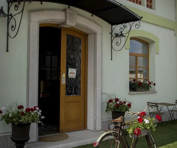 Hisa Na Travniku Ostello